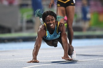 La bahameña Shaunae Miller se ha tirado sobre la línea de meta para ganar el oro en los 400 metros. (Olivier MORIN / AFP)