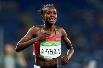 La keniata Faith Kipyegon celebra emocionada su victoria en el 1.500. (@rio2016_es)