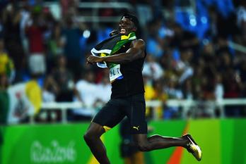 Bolt, depués de haber logrado el triple-triple. (Jewel SAMAD/AFP)