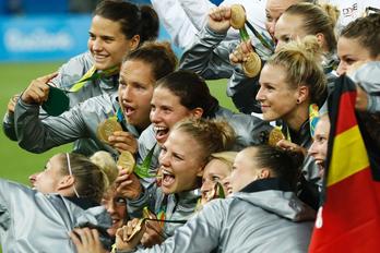 Las jugadoras alemanas celebran la medalla de oro. (Odd ANDERSEN/AFP)