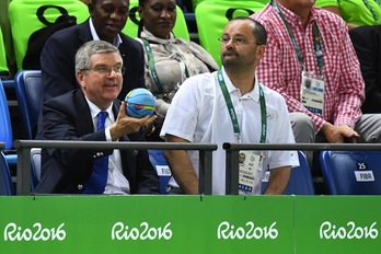 El presidente del COI, Thomas Bach, presenciando una de las competiciones en Río. (ANDREJ ISAKOVIC / AFP)