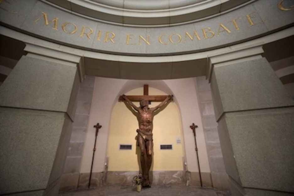 El Cristo que preside el lugar bajo la insripción «Morir en combate». (Iñigo URIZ/ARGAZKI PRESS)