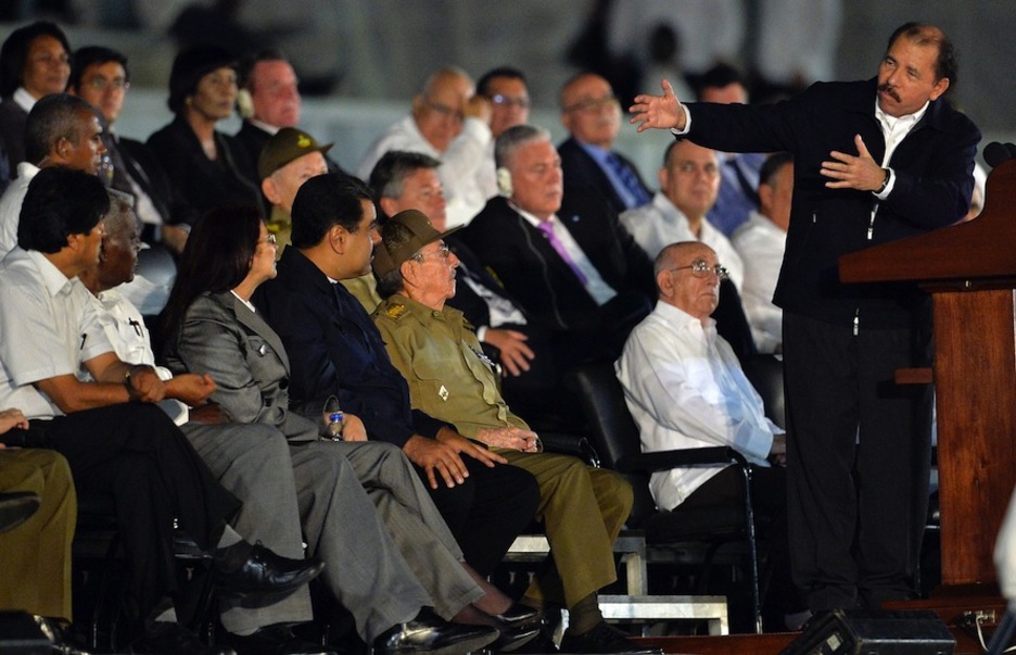 El presidente de Nicaragüa, Daniel Ortega, se dirige a Raúl Castro. (Pedro PARDO / AFP)