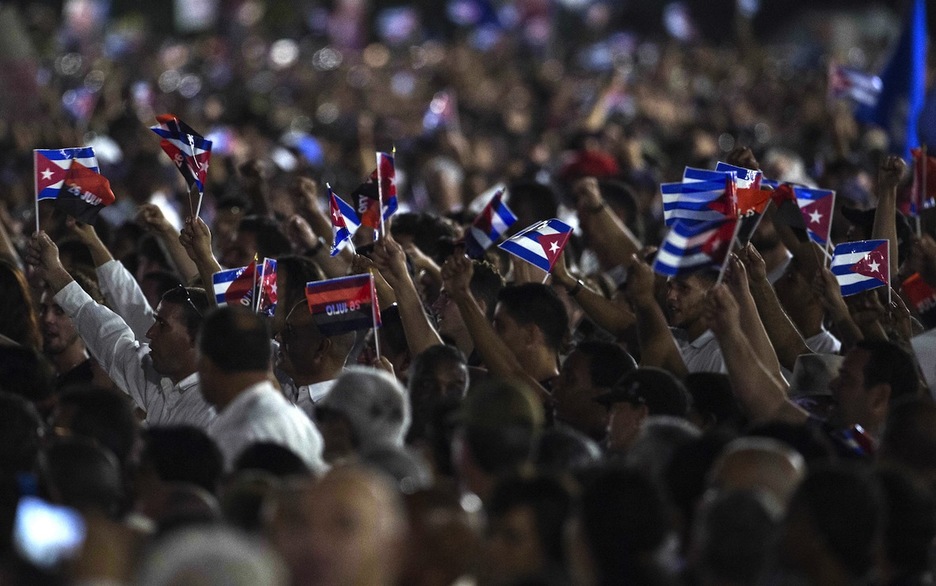 Miles de personas han ondeado banderas cubanas. (Juan BARRETO / AFP)