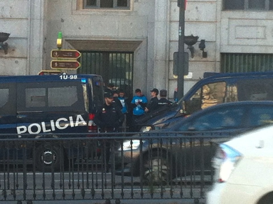 Polizia Ernaiko gazteak askatzen, Madrilen. (@albertopradilla)