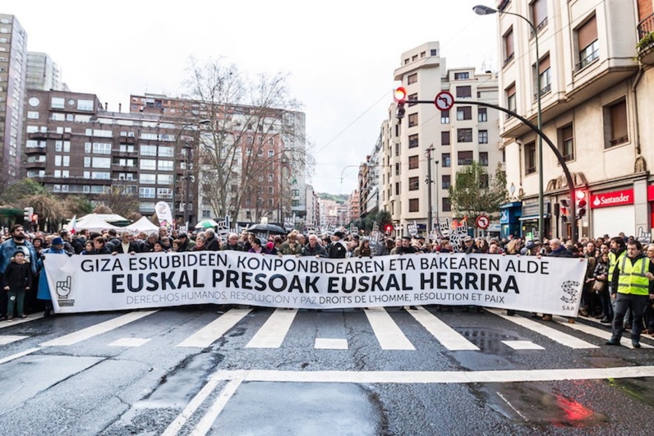 Manifestazioaren buruan zihoan pankarta hamahiru lagunek eraman dute. (Luis JAUREGIALTZO/ARGAZKI PRESS)