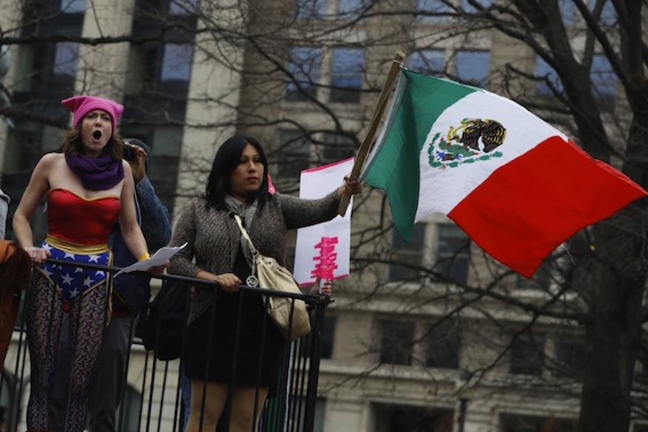Una manifestante sostiene una bandera de México, un país al que Trump ha hecho referencia habitualmente, y no para bien. (Aaron P. BERNSTEIN/AFP)