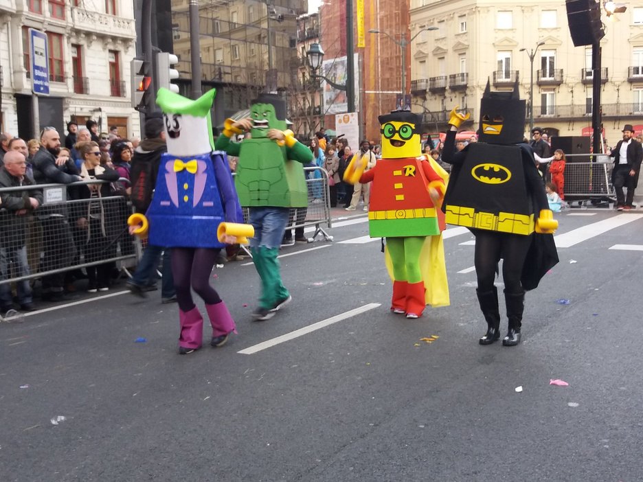 Superhéros de Lego por las calles de Bilbo. (@goikodeustu)