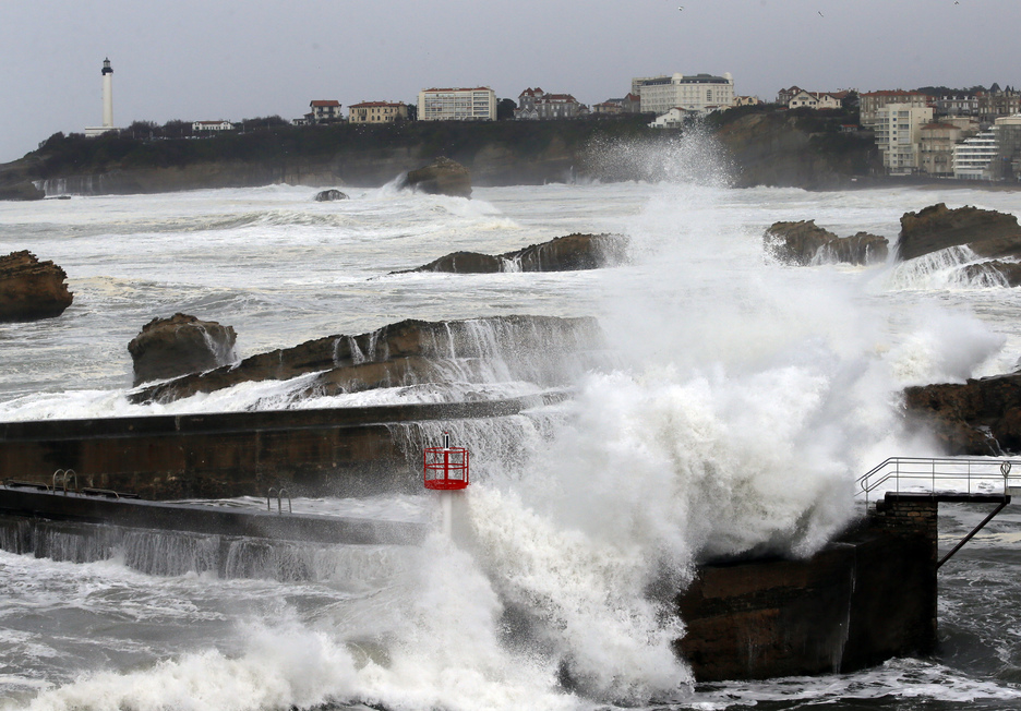 D'impressionnantes vagues se sont abattues sur les rochers, à proximité du front de mer biarrot mardi. ©Bob EDME