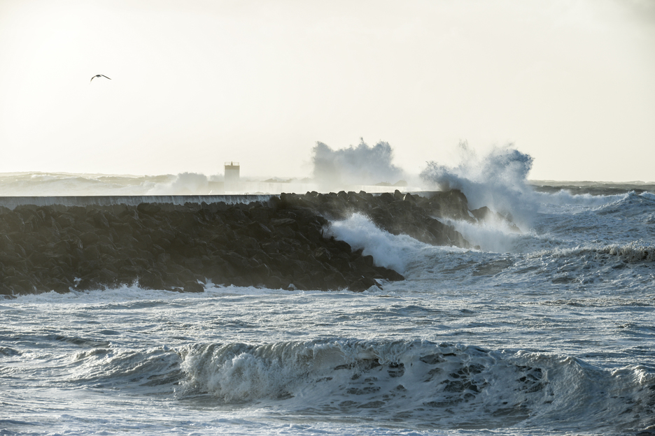 Météo France avait annoncé lundi "des vagues destructrices capables d'endommager des infrastructures côtières". ©Isabelle MIQUELESTORENA