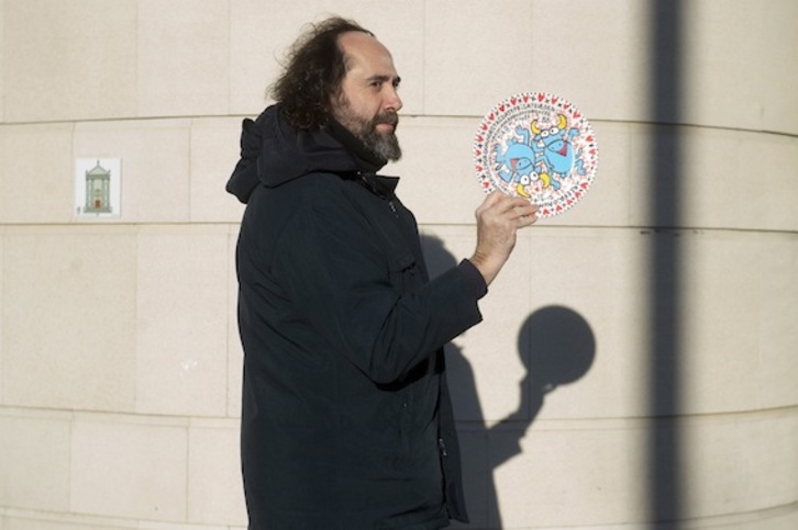 El dibujante Mikel Urmeneta, a las puertas del Palacio de Justicia de Nafarroa. (Iñigo URIZ/ARGAZKI PRESS)
