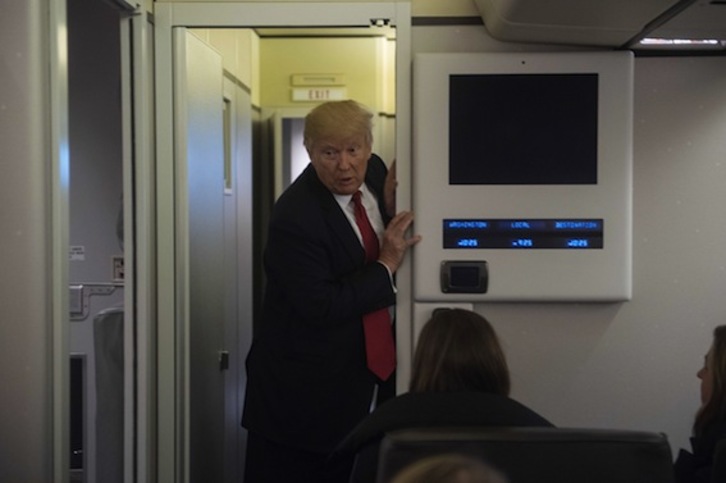 El presidente de EEUU, Donald Trump, a bordo del Air Force One. (Nicholas KAMM/AFP)