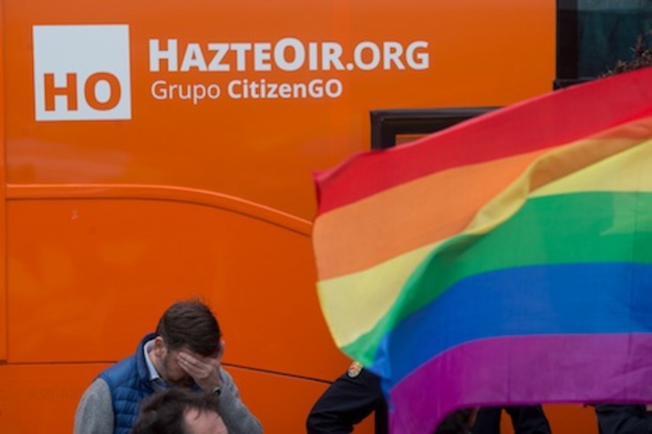 Una bandera arco iris flamea ante Arsuaga. (Iñigo URIZ/ARGAZKI PRESS)