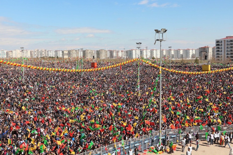 Miles de personas se han reunido en Diyarbakir. (Ilyas AKENGIN / AFP)