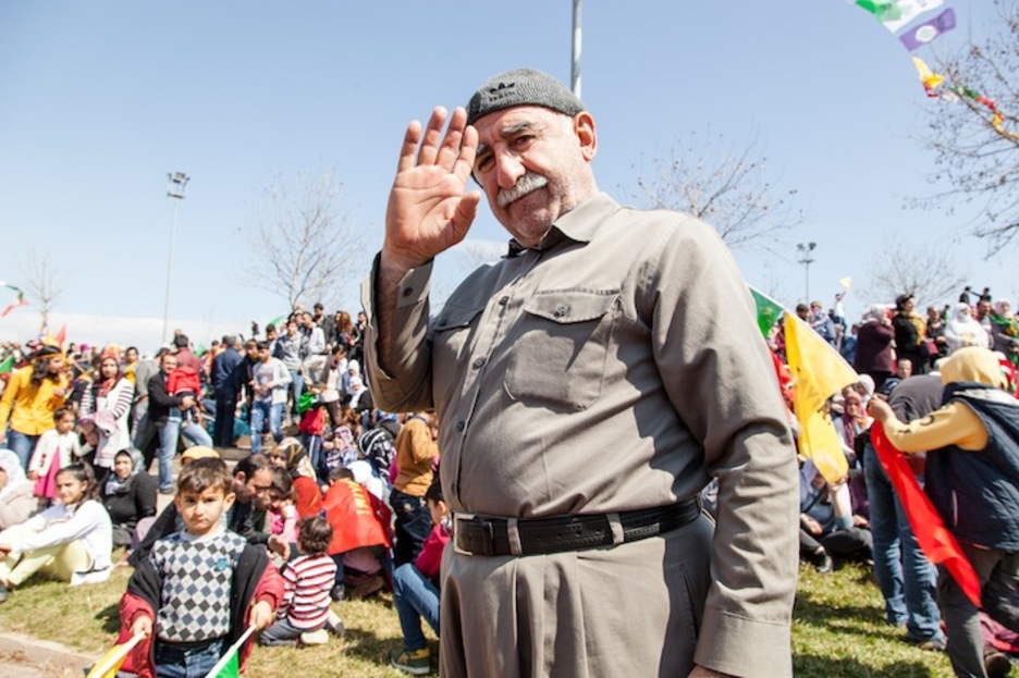 Un veterano militante kurdo envía saludos. (Juan TEIXEIRA)