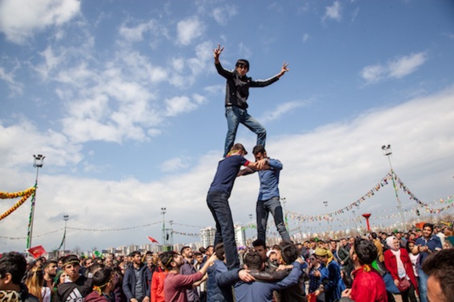 Jóvenes kurdos hacen una especie de «castell».  (Juan TEIXEIRA)