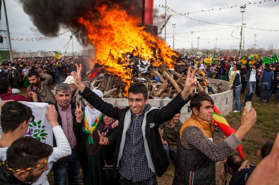 El momento más importante del día, el encendido de la hoguera de Newroz. (Juan TEIXEIRA)