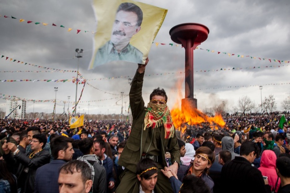 Un joven sostiene una bandera de Abdulla Öcallan, líder del PKK. Cualquier símbolo con su cara estaba estrictamente prohibida durante el Newroz este año. (Juan TEIXEIRA)