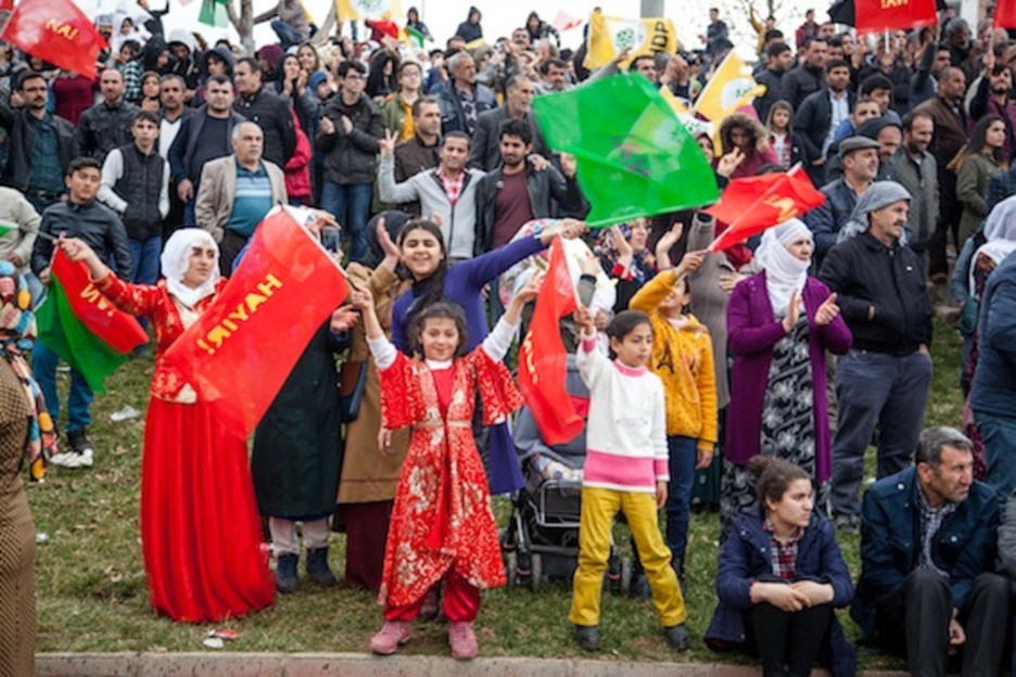 Una familia kurda durante la celebración. (Juan TEIXEIRA)