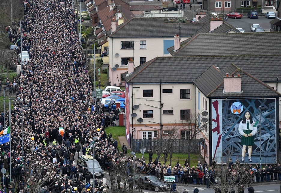 Milaka pertsonek bete dituzte Derryko kaleak. (Ben STANSALL / AFP)