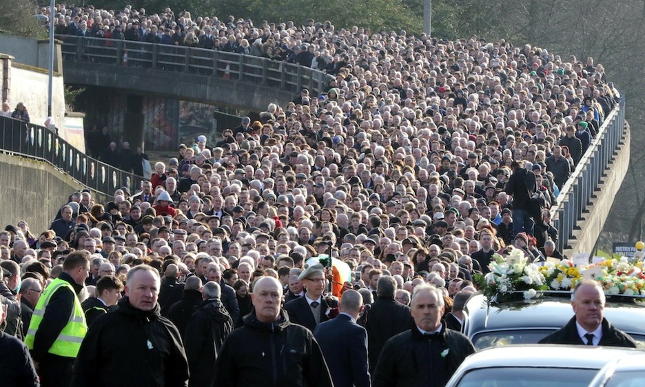 Jendetza bildu da Derryko kaleetan. (Paul FAITH / AFP)