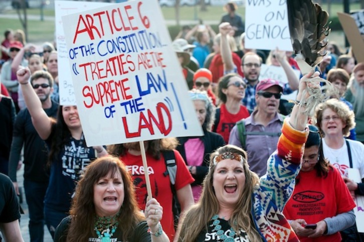 Ekologista eta indigenak, Keystone eta Dakota Access proiektuaren aurkako protesta batean. (Jason CONNOLLY/AFP)