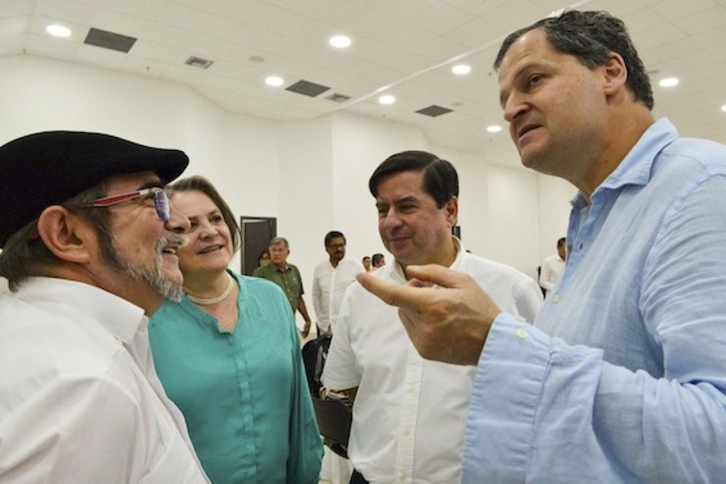 ‘Timochenko’ y Sergio Jaramillo, alto comisionado para la paz de Colombia, en Cartagena. (Juan David TENA/AFP)