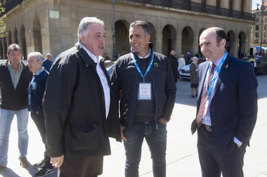 El alcalde de Iruñea, Joseba Asiron, y el vicepresidente navarro de Desarrollo Económico, Manu Ayerdi, junto a Miguel Indurain. (Iñigo URIZ/ARGAZKI PRESS) 