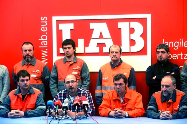 Representanes de LAB de todas las plantas de Arcelor en Euskal Herria han comparecido en Bilbo. (Luis JAUREGIALTZO/ARGAZKI PRESS)