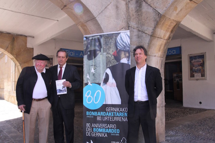 Acto de presentación de la versión en euskara del libro ‘The day Guernica was bombed’. (Gernikako Udala)