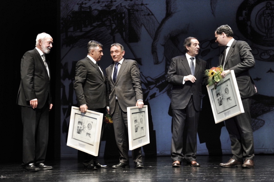 El alcalde de Gernika, José María Gorroño, con los galardonados. (ARGAZKI PRESS)