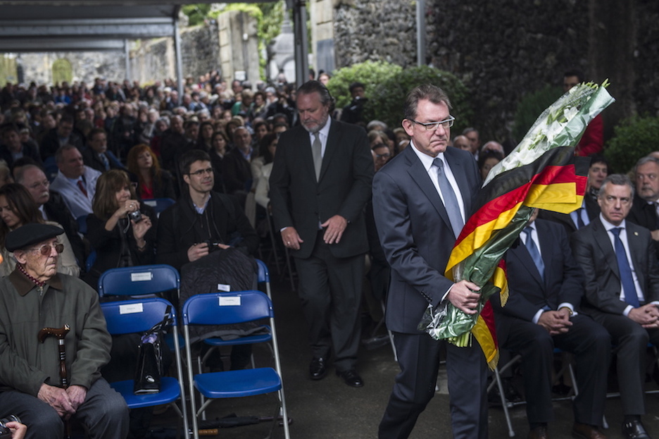 Ofrenda floral con los colores de la bandera alemana. (Monika DEL VALLE / ARGAZKI PRESS)