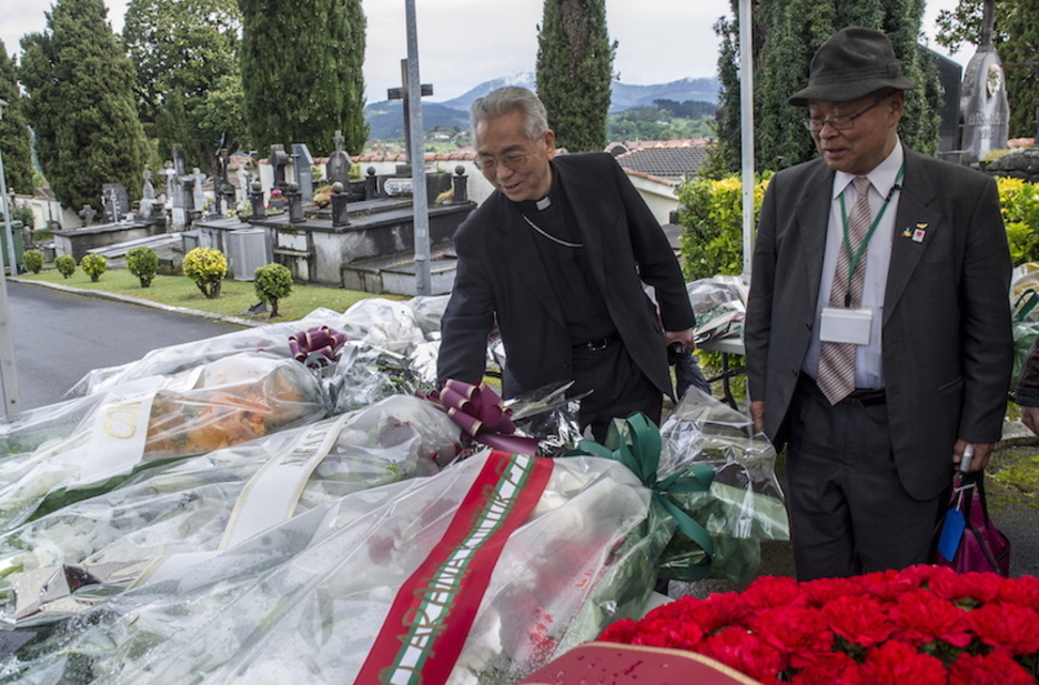 Ofrenda floral de los representantes de la bombardeada Nagasaki. (Monika DEL VALLE / ARGAZKI PRESS)