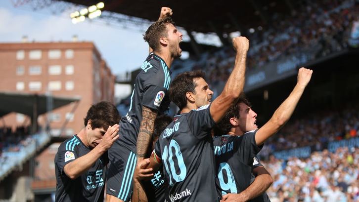 Los jugadores de la Real celebran su clasificación para la Europa League. (@RealSociedad)