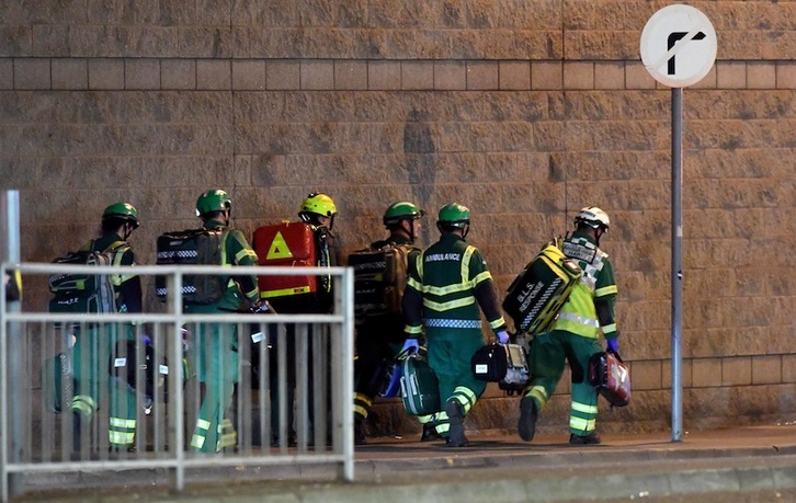 Efectivos sanitarios se dirigen a atender a los heridos en el atentado. (Paul ELLIS/AFP PHOTO)