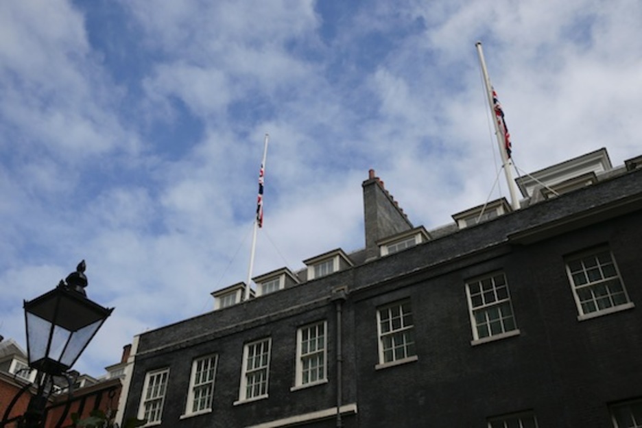 La bandera británica, a media asta en el 10 de Downing Street. (Daniel LEAL-OLIVAS/AFP)