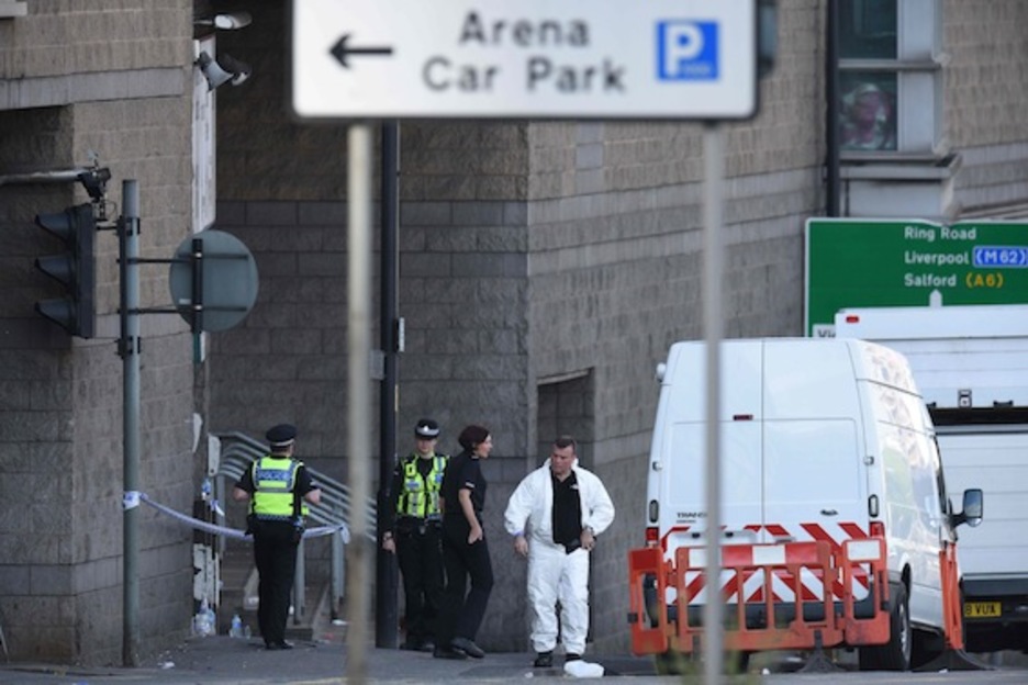 Miembros de los servicios de emergencia trabajan en la zona del Manchester Arena. (Oli SCARFF/AFP)