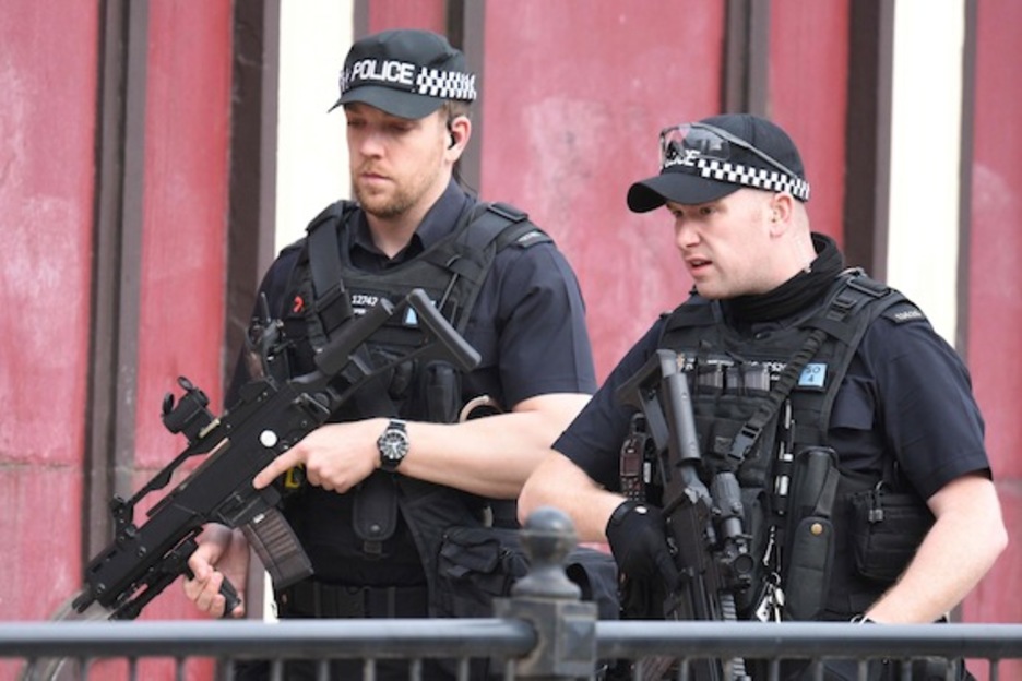 Agentes fuertemente armados patrullan en las inmediaciones del Manchester Arena. (Oli SCARFF/AFP)