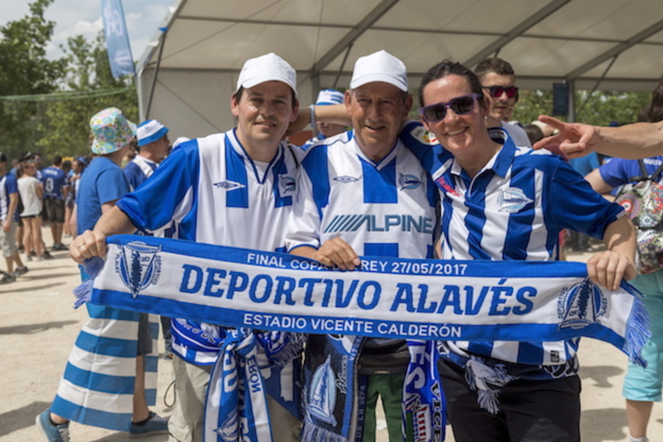 Un grupo de aficionados, con camisetas y bufanda. (Juanan RUIZ / ARGAZKI PRESS)