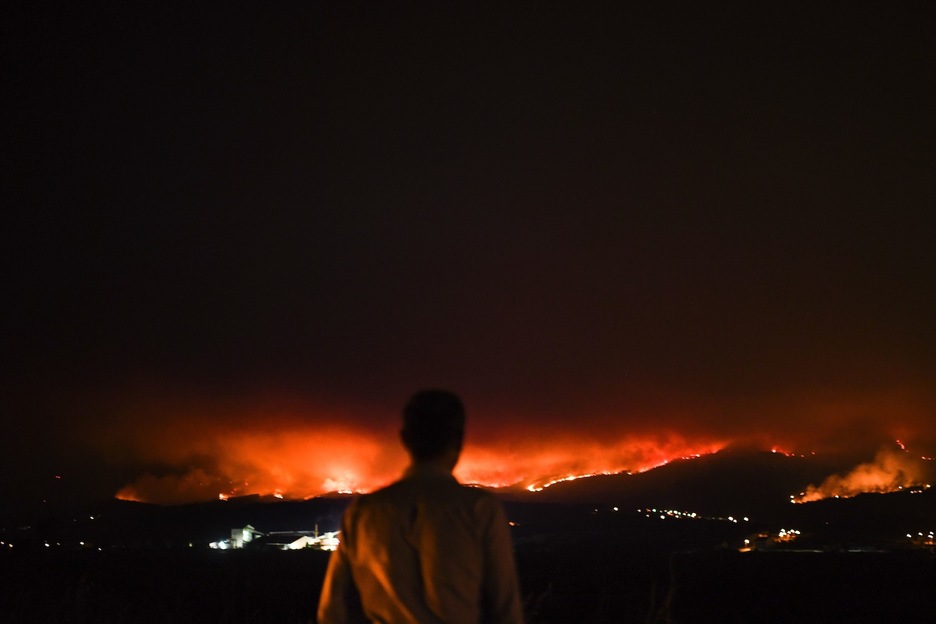 Un hombre observa la magnitud del incendio en Anciao, Leiria. (Patricia DE MELO/AFP)