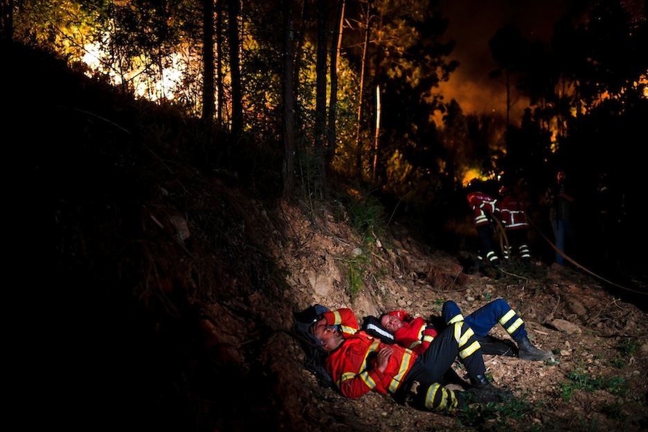 Dos bomberos en Penela. (Patricia DE MELO/AFP)
