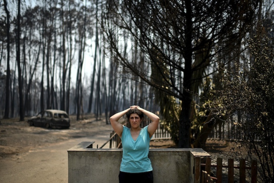 Una mujer ante su casa destruida por el incendio en Figueiro dos Vinhos. (Patricia DE MELO/AFP)