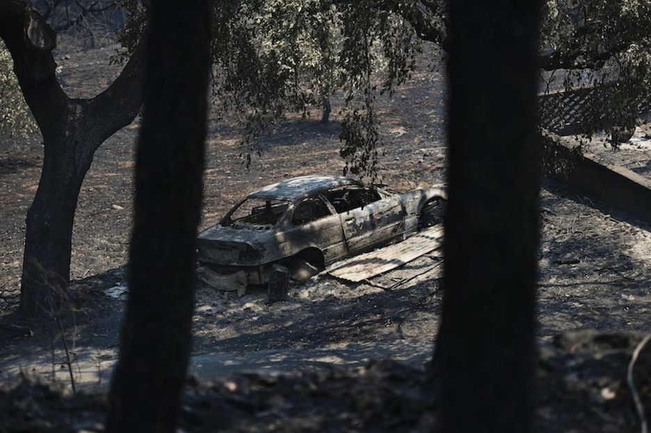 Un coche calcinado por el fuego. (Patricia DE MELO/AFP)