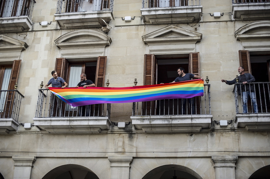 Ediles de EHBildu, Ahal Dugu e Irabazi han colocado la bandera arcoiris en el Ayuntamiento de Gasteiz. (Jaizki FONTANEDA / ARGAZKI PRESS)