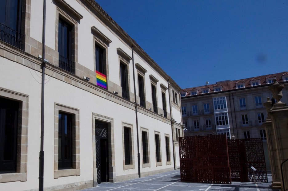 El Parlamento de Gasteiz también ha colgado la bandera arco iris. (@PVasco_EuskoL)