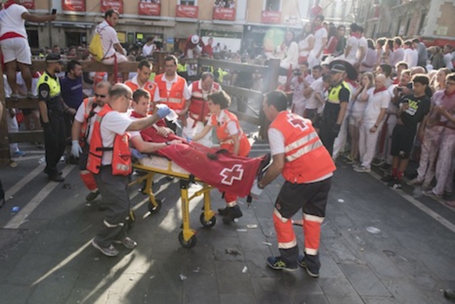 Traslado de uno de los heridos en la plaza Consistorial. (Gorka RUBIO/ARGAZKI PRESS)