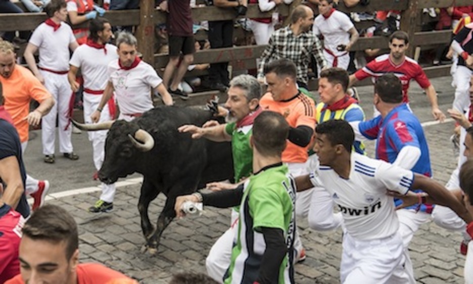 El morlaco negro que abría la torada en cabeza corre por Telefónica. (Jagoba MANTEROLA/ARGAZKI PRESS)