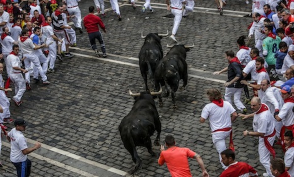 Tres toros negros avanzan casi en solitario por la plaza Consistorial. (Lander FERNÁNDEZ DE ARROYABE/ARGAZKI PRESS)