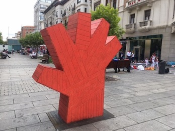 La mano roja, símbolo contra las agresiones sexistas, instalada en la avenida de Carlos III de Iruñea.