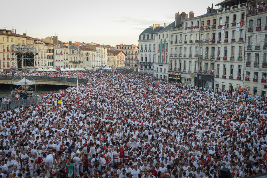 Plusieurs miliers de personnes se sont amassés devant l'hôtel de ville pour l'ouverture officielle des festivités. ©Isabelle Miquelestorena